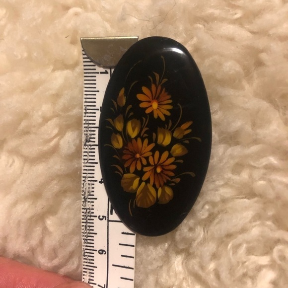 𝅺vintage Russian Lacquered Painted Wood Brooch Artist Signed 2.1” - Picture 3 of 3